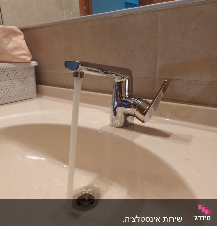 ברז מים זורמים בכיור אמבטיה